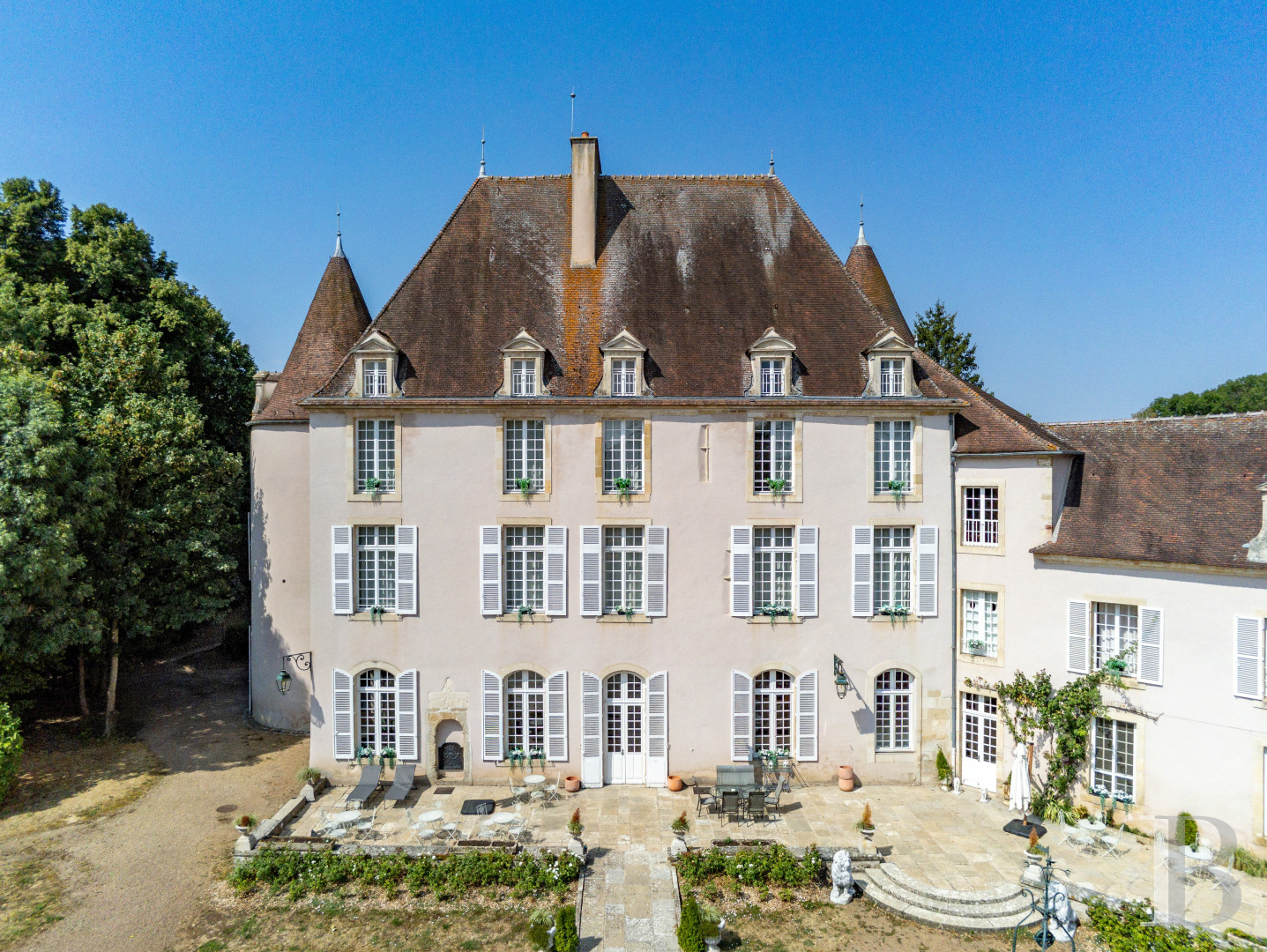 Dans l’Yonne, à équidistance de Paris, Lyon et Genève, une ancienne place forte médiévale et son parc aménagés pour accueillir calmes séjours et grands événements  - photo  n°1